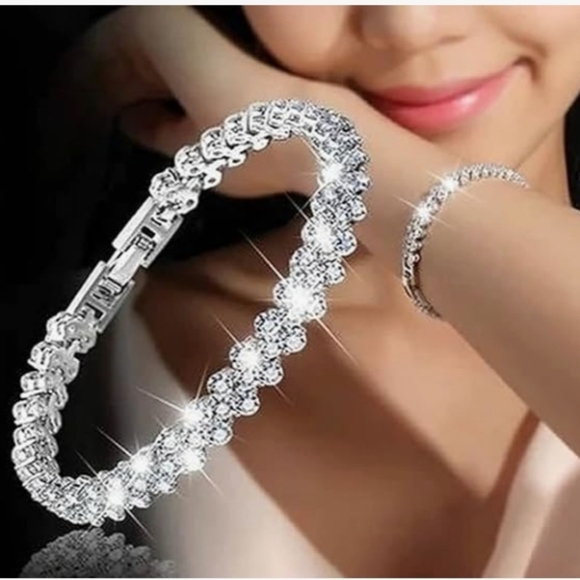 Jewelry - 🆕️ Elegant Silver Bracelet